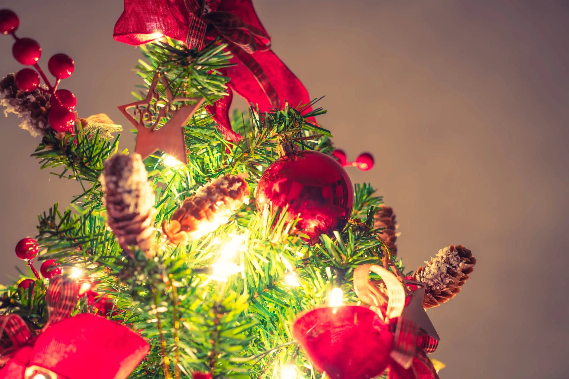 Easy DIY Christmas Tree Lighting Ideas